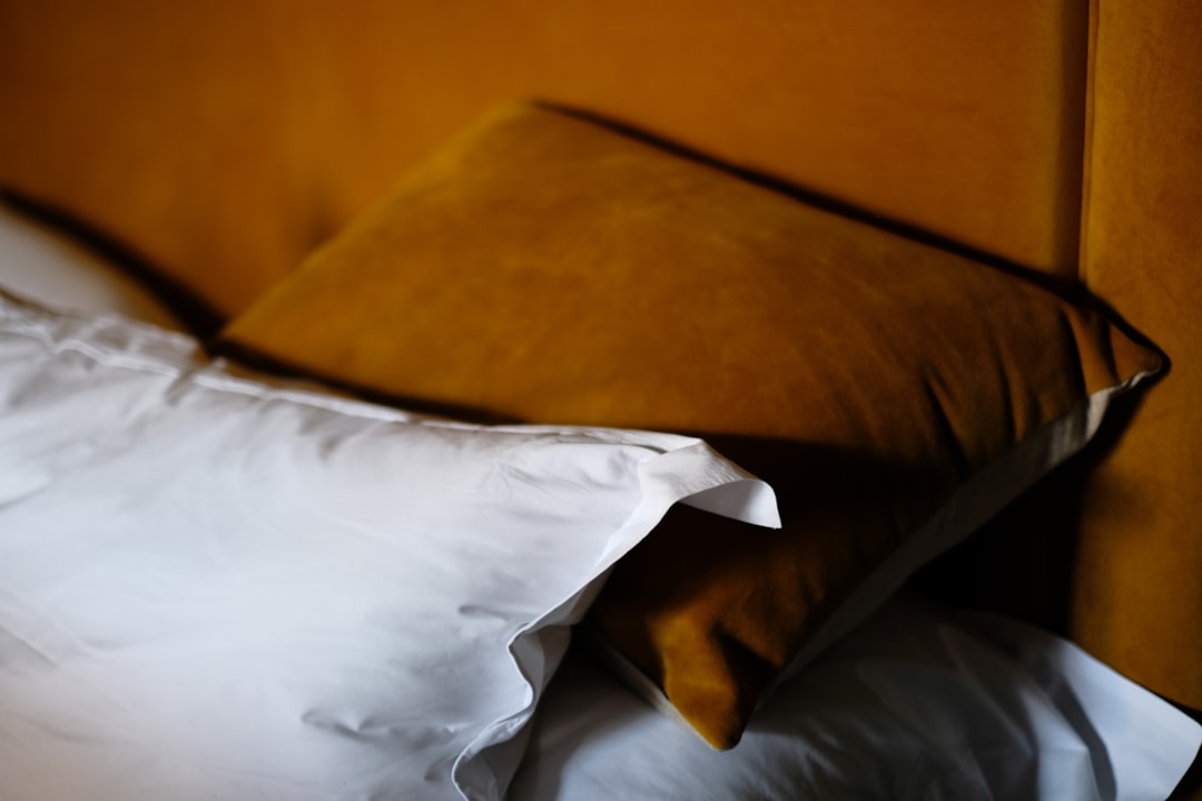 brown-throw-pillow-p7gby4ek-es